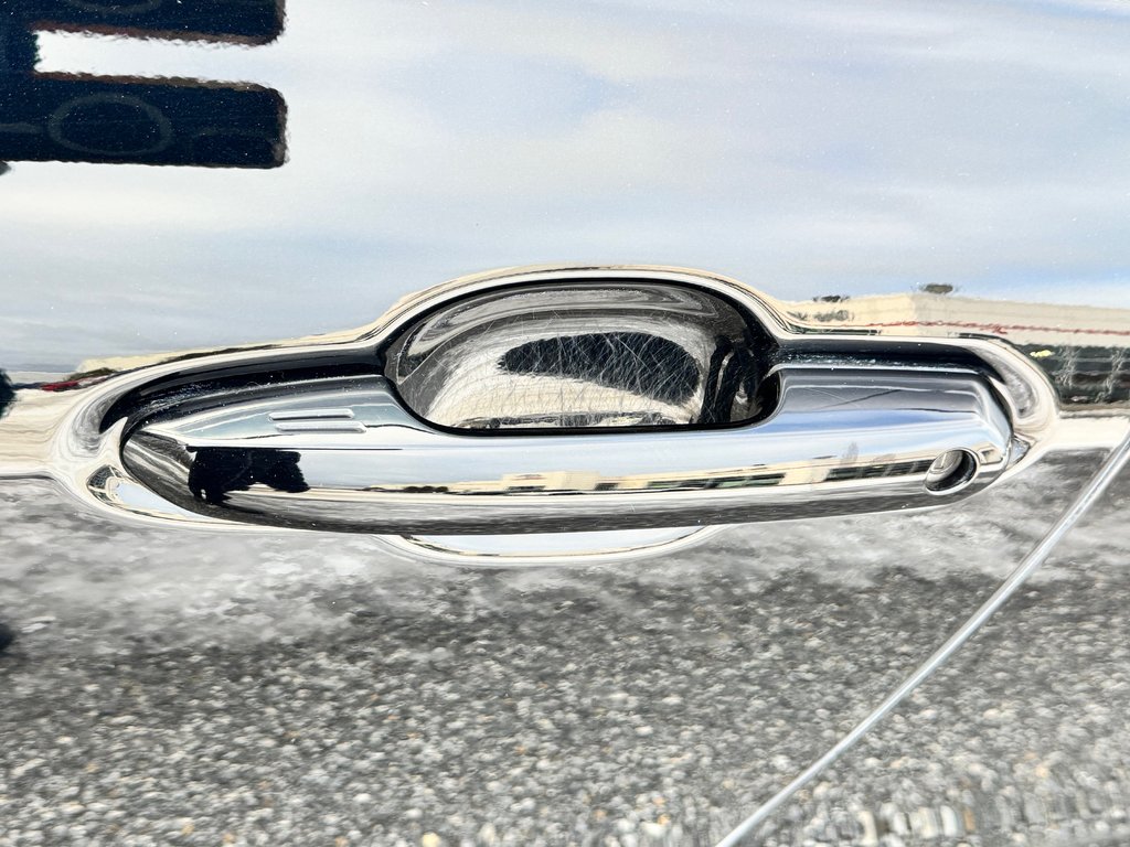 2022 Toyota Highlander LIMITED / BARRE DE TOIT / 7 PASSAGERS / HITCH D'ORIGINE / in Thetford Mines, Quebec - 22 - w1024h768px