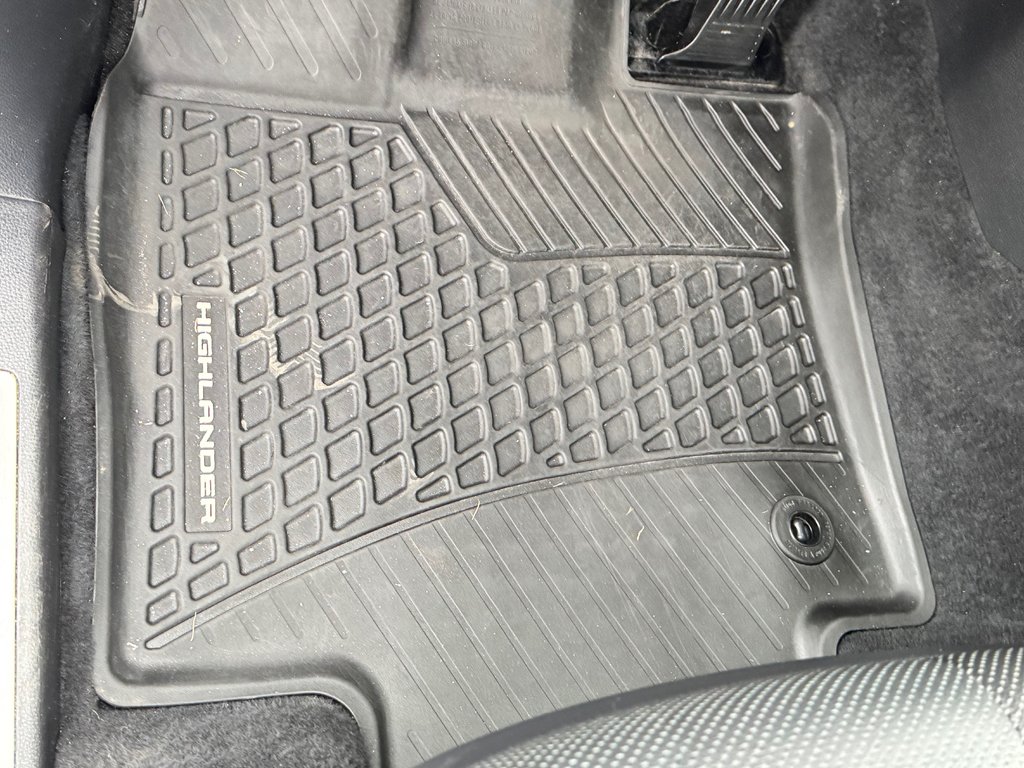 2022 Toyota Highlander LIMITED / BARRE DE TOIT / 7 PASSAGERS / HITCH D'ORIGINE / in Thetford Mines, Quebec - 39 - w1024h768px