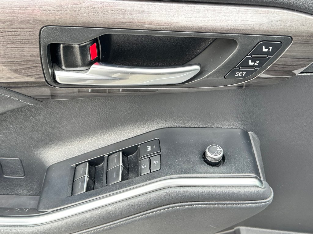 2022 Toyota Highlander LIMITED / BARRE DE TOIT / 7 PASSAGERS / HITCH D'ORIGINE / in Thetford Mines, Quebec - 30 - w1024h768px