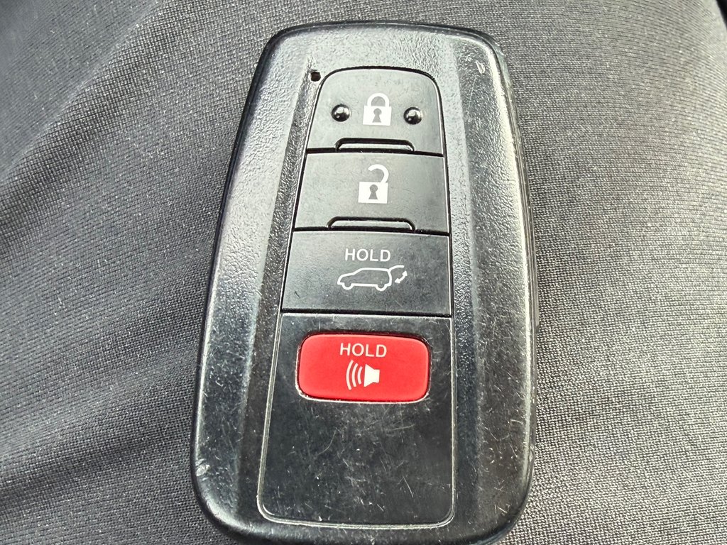 2022 Toyota Highlander LIMITED / BARRE DE TOIT / 7 PASSAGERS / HITCH D'ORIGINE / in Thetford Mines, Quebec - 59 - w1024h768px