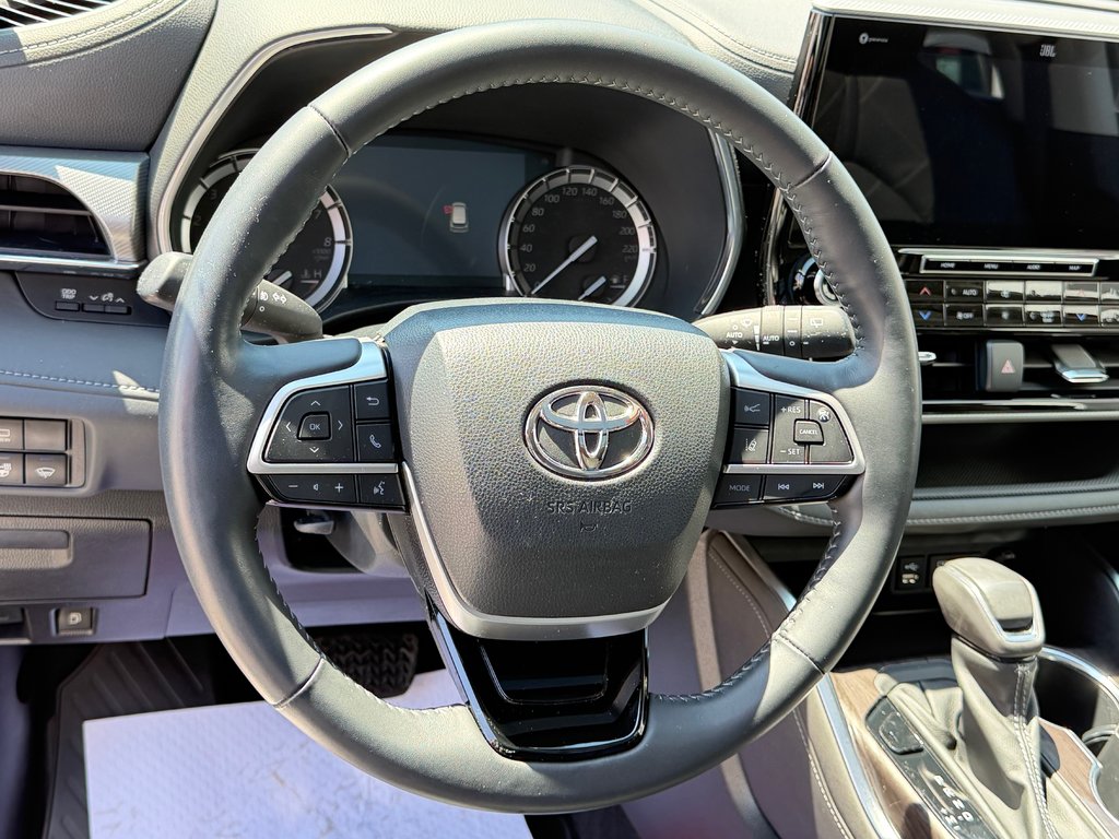 2022 Toyota Highlander PLATINUM AWD / LA TOTALE / ÉTAT NEUF / 20.700KM / in Thetford Mines, Quebec - 46 - w1024h768px