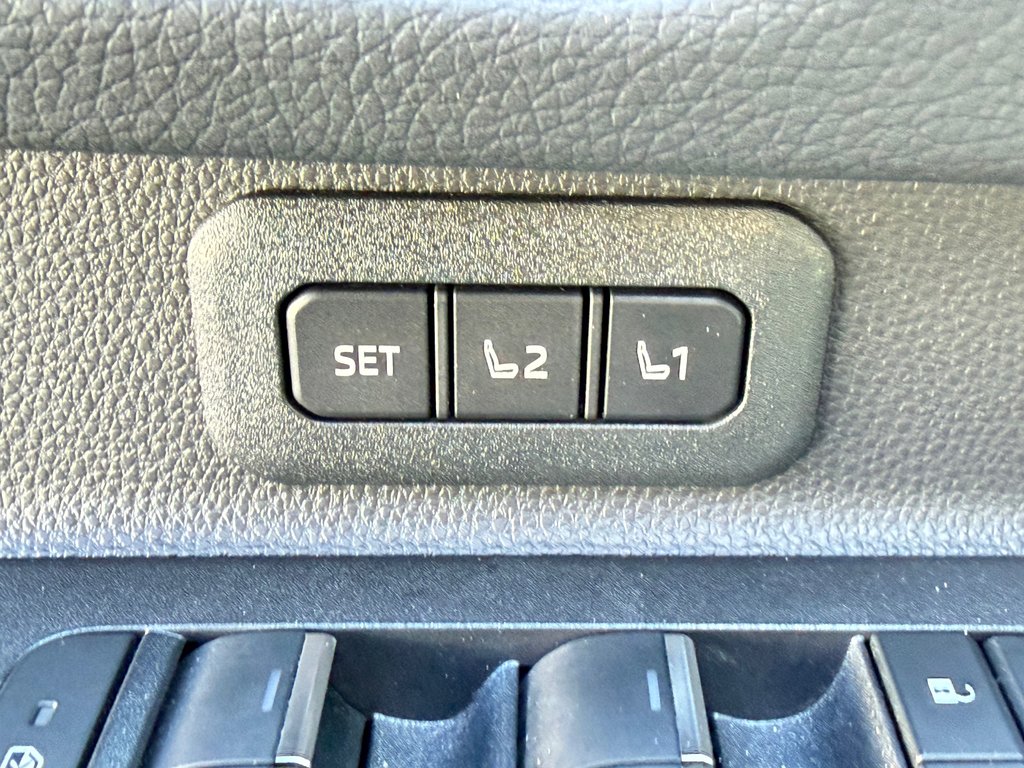 2024 Toyota Land Cruiser PREMIUM AWD / HYPER RARE / PARFAIT POUR EXPORT / in Thetford Mines, Quebec - 36 - w1024h768px