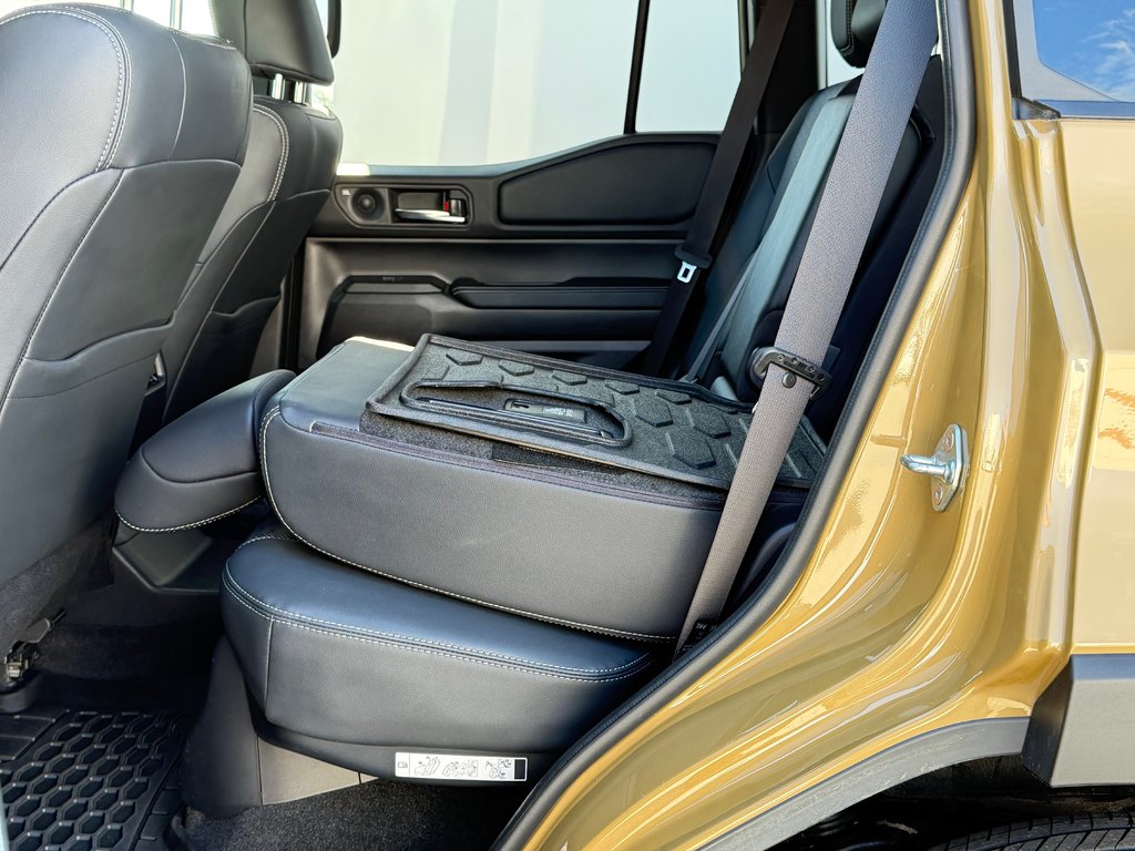 2024 Toyota Land Cruiser PREMIUM AWD / HYPER RARE / PARFAIT POUR EXPORT / in Thetford Mines, Quebec - 77 - w1024h768px