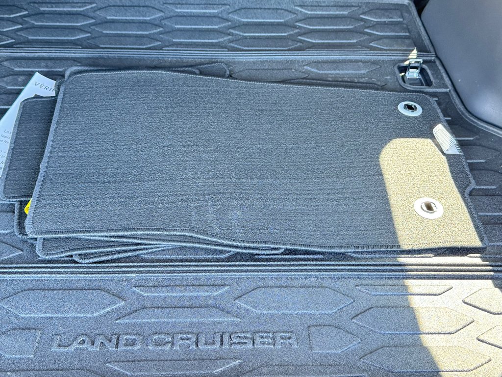 Toyota Land Cruiser 1958 / LIFT KIT / MAGS FUEL 20 / PNEUS BF KO3 / EMBLEME NOIR / UNIQUE 2025 à Thetford Mines, Québec - 64 - w1024h768px