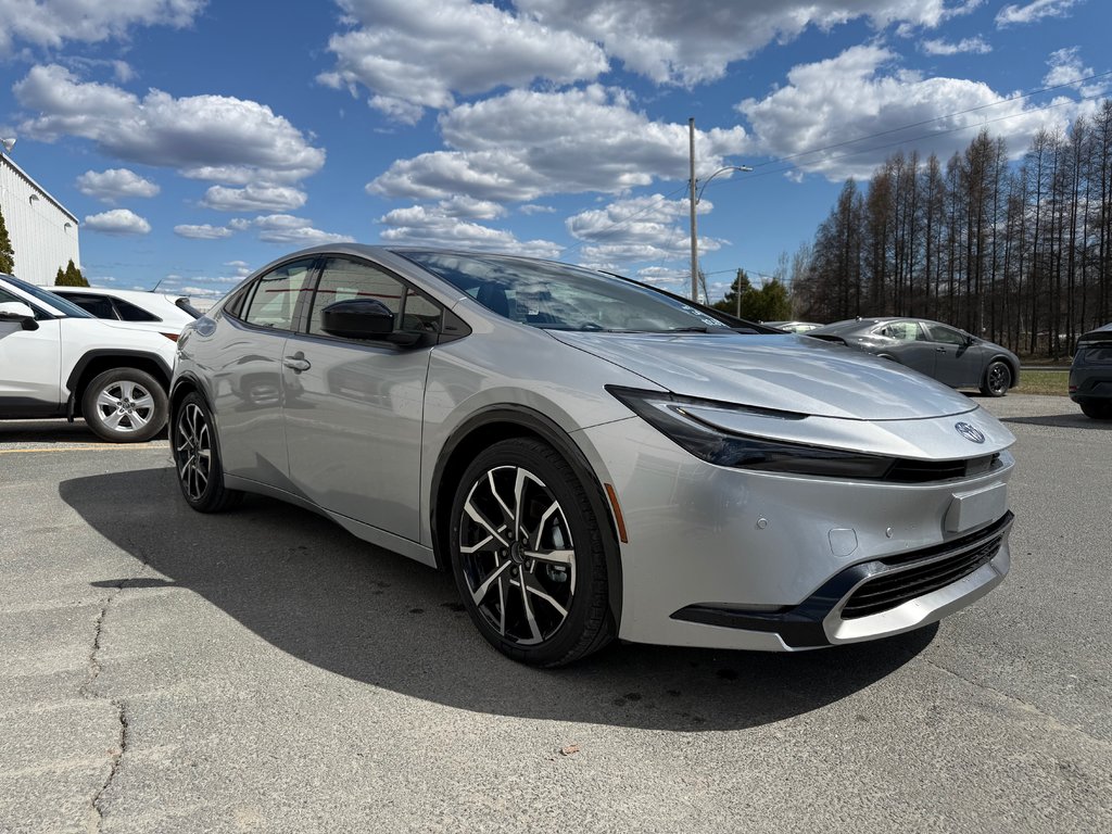 2026 Toyota Prius Plug-In Hybrid XSE in Thetford Mines, Quebec - 3 - w1024h768px