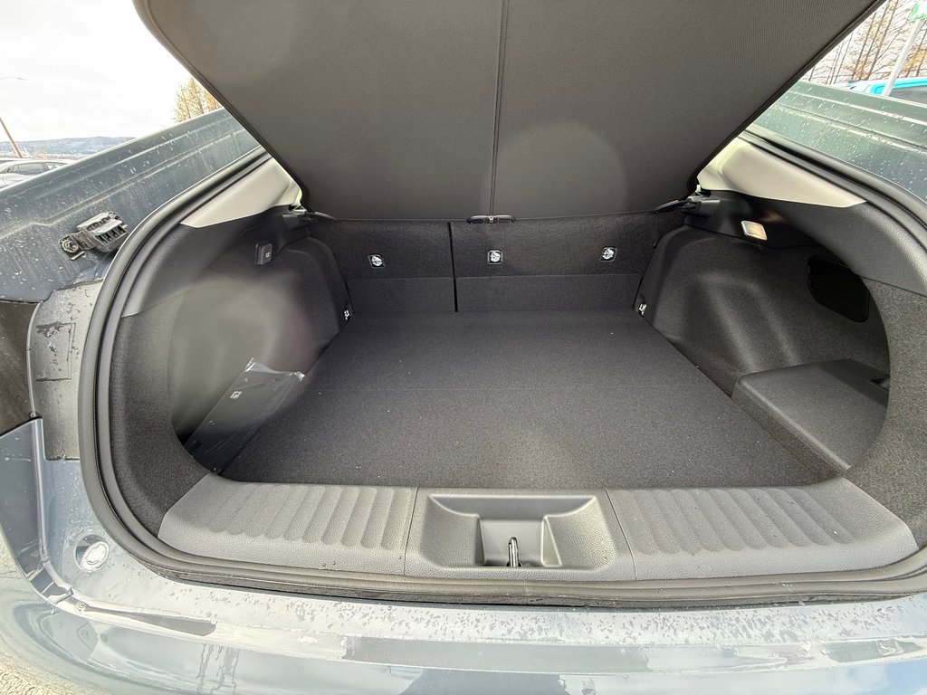 2026 Toyota Prius Plug-In Hybrid SE in Thetford Mines, Quebec - 36 - w1024h768px