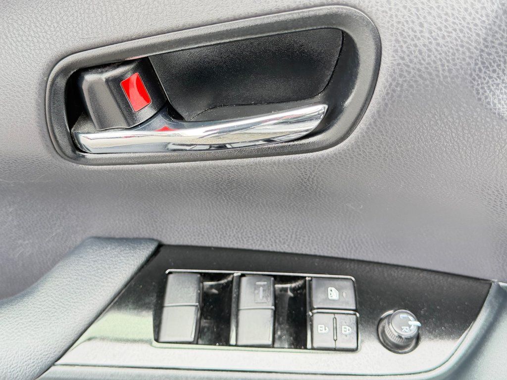 2021 Toyota Prius AWD GROUPE TECHNO / 33.000KM WOW / LA TOTALE !!! / in Thetford Mines, Quebec - 30 - w1024h768px