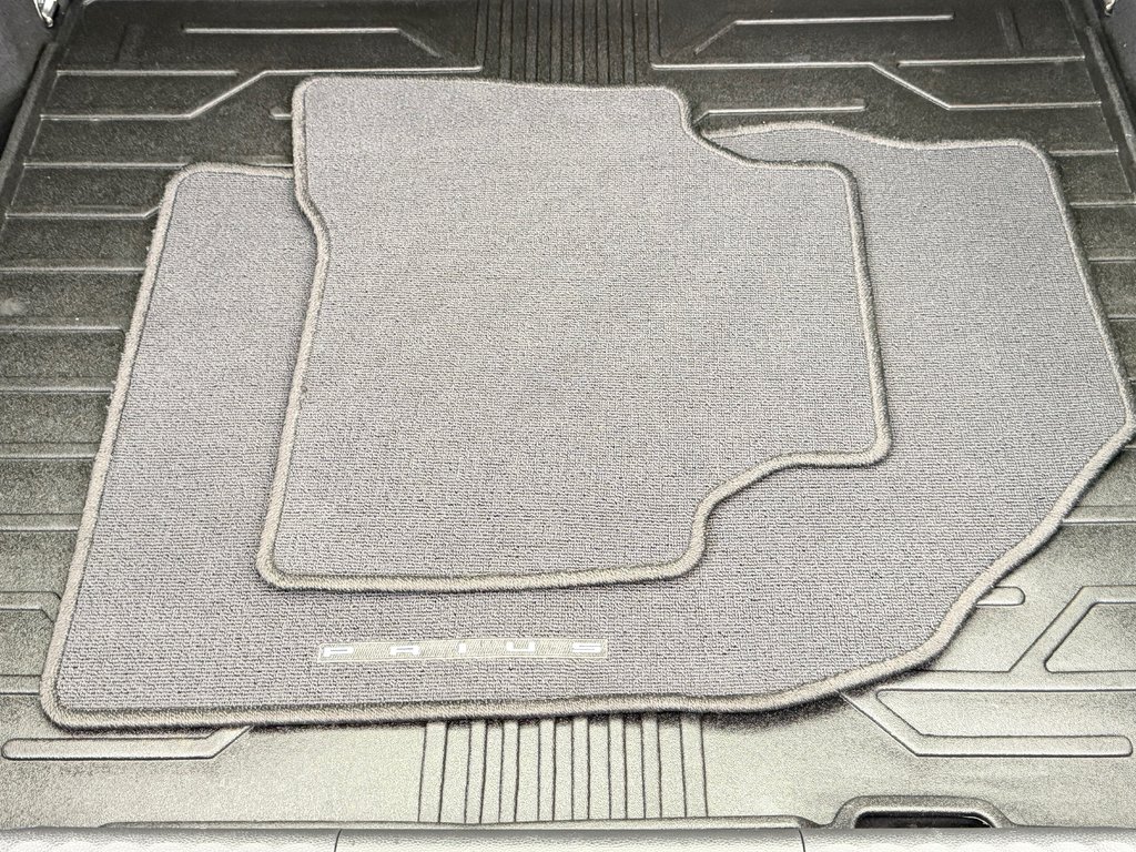 2024 Toyota Prius XLE AWD / PEA 01-29-29=100KM WOW UNE AWD !!!!! / in Thetford Mines, Quebec - 56 - w1024h768px