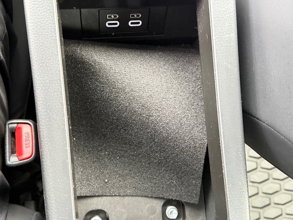 2024 Toyota Prius XLE AWD / PEA 01-29-29=100KM WOW UNE AWD !!!!! / in Thetford Mines, Quebec - 46 - w1024h768px