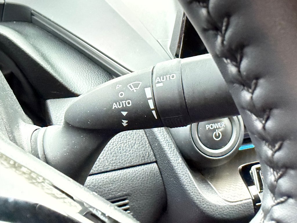 2024 Toyota Prius XLE AWD / PEA 01-29-29=100KM WOW UNE AWD !!!!! / in Thetford Mines, Quebec - 35 - w1024h768px