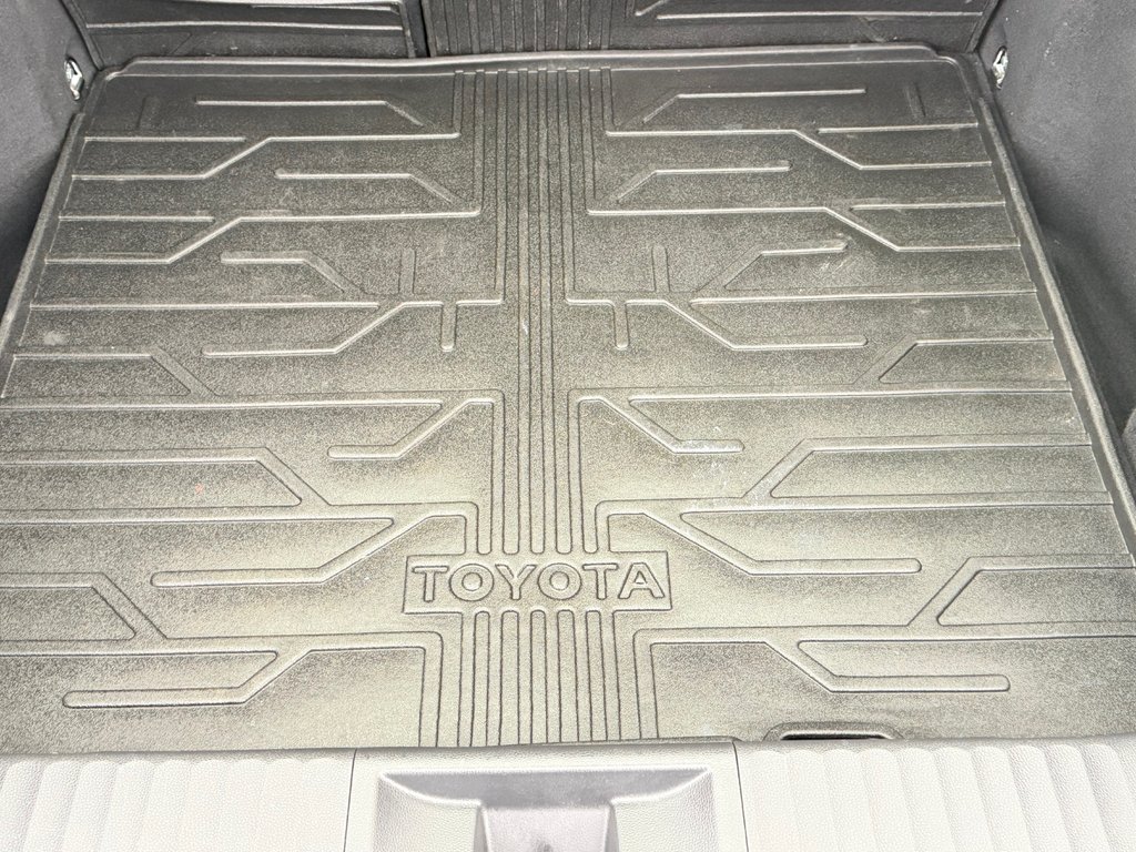 2024 Toyota Prius XLE AWD / PEA 01-29-29=100KM WOW UNE AWD !!!!! / in Thetford Mines, Quebec - 55 - w1024h768px