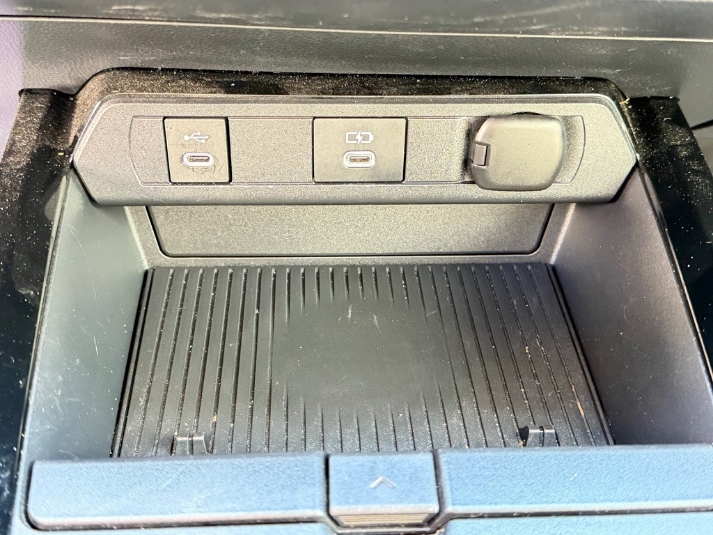 Toyota Prius LIMITED AWD / PEA 13-04-29=100KM / HYPER RARE ! / 2025 à Thetford Mines, Québec - 47 - w1024h768px