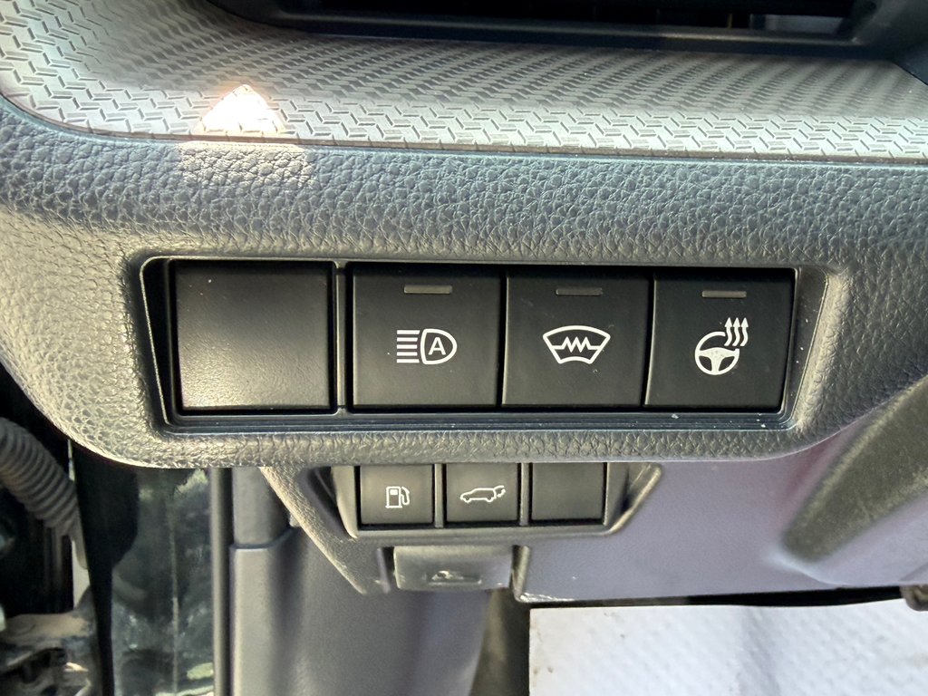2025 Toyota Prius LIMITED AWD / PEA 13-04-29=100KM / HYPER RARE ! / in Thetford Mines, Quebec - 37 - w1024h768px