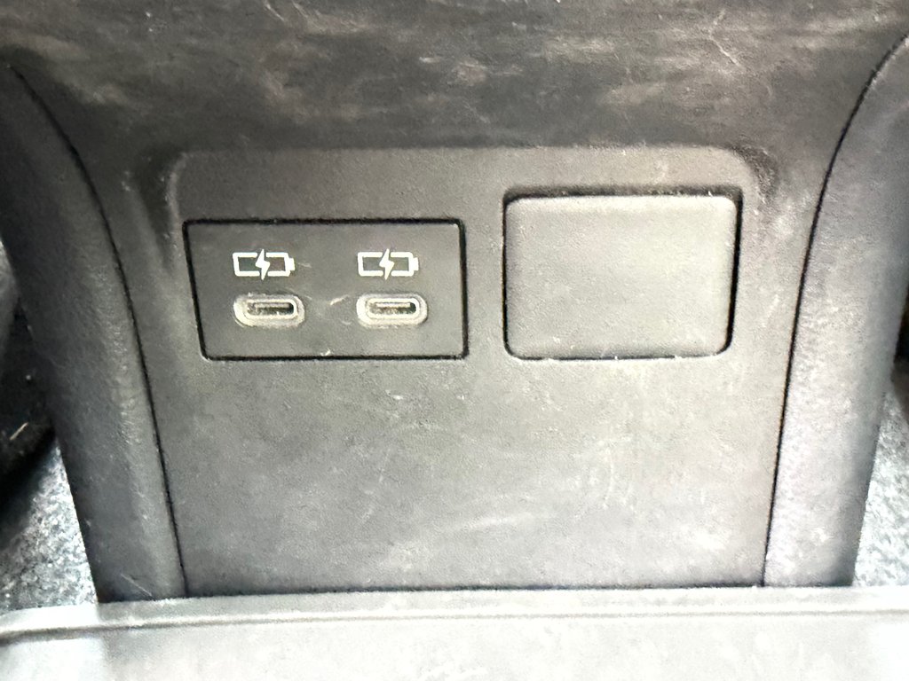 2025 Toyota Prius LIMITED AWD / PEA 13-04-29=100KM / HYPER RARE ! / in Thetford Mines, Quebec - 64 - w1024h768px