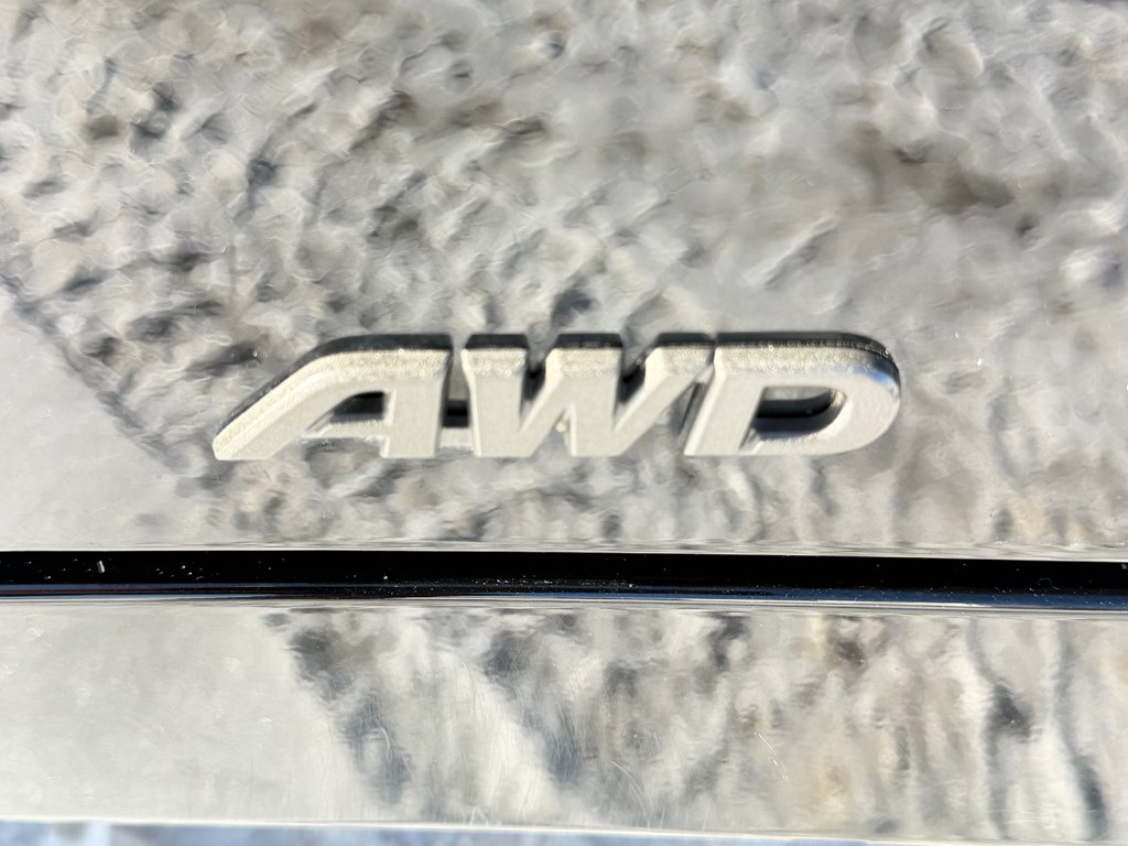 Toyota Prius LIMITED AWD / PEA 13-04-29=100KM / HYPER RARE ! / 2025 à Thetford Mines, Québec - 16 - w1024h768px