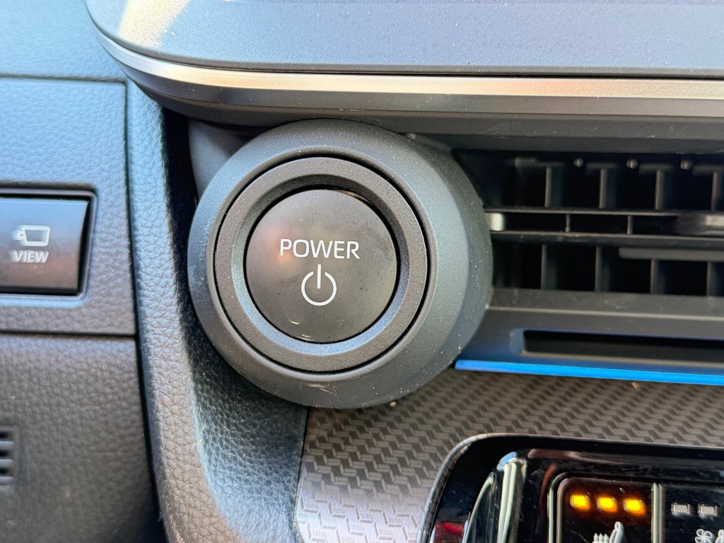 Toyota Prius LIMITED AWD / PEA 13-04-29=100KM / HYPER RARE ! / 2025 à Thetford Mines, Québec - 45 - w1024h768px