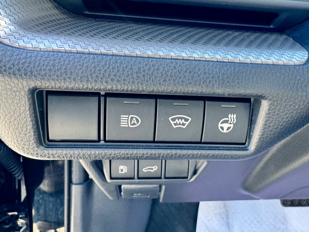 Toyota Prius LIMITED AWD / PEA 13-04-29=100KM / HYPER RARE ! / 2025 à Thetford Mines, Québec - 34 - w1024h768px
