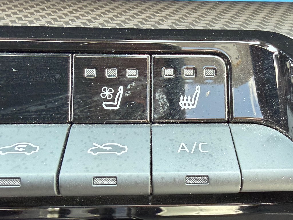2025 Toyota Prius LIMITED AWD / PEA 13-04-29=100KM / HYPER RARE ! / in Thetford Mines, Quebec - 50 - w1024h768px