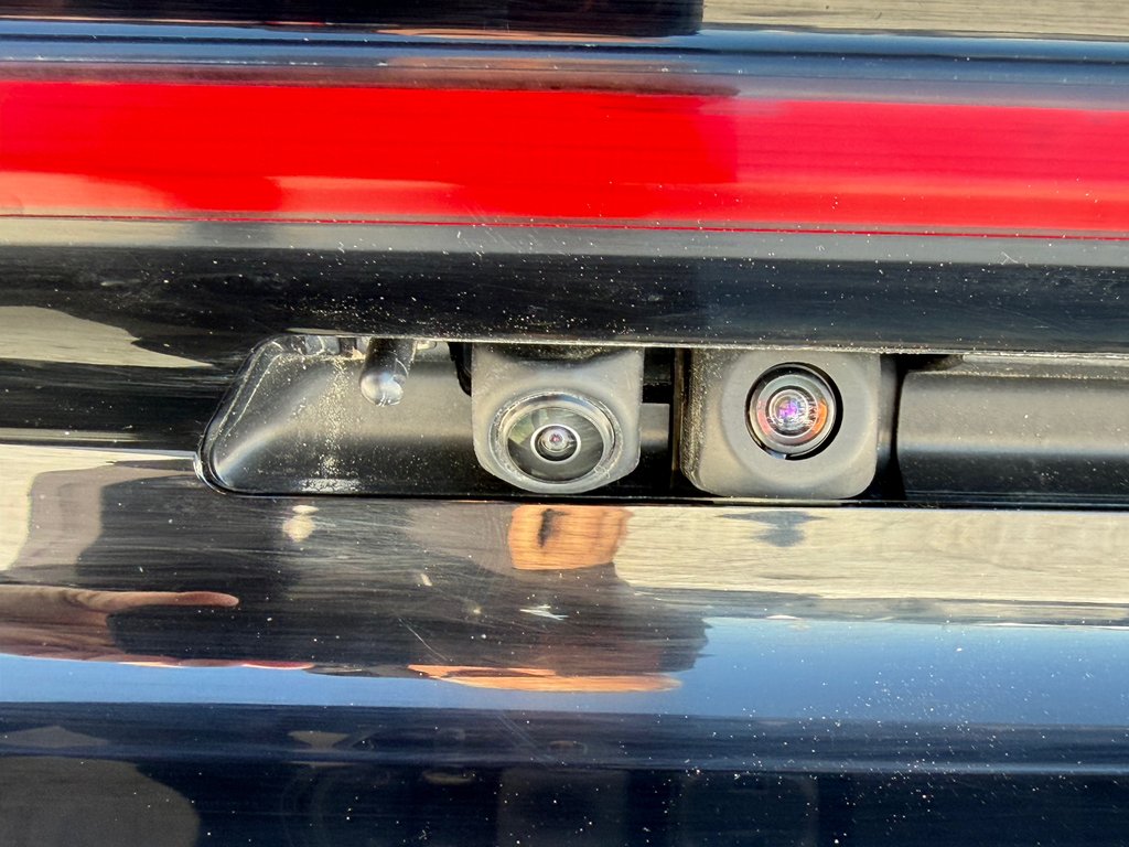 Toyota Prius LIMITED AWD / PEA 13-04-29=100KM / HYPER RARE ! / 2025 à Thetford Mines, Québec - 23 - w1024h768px