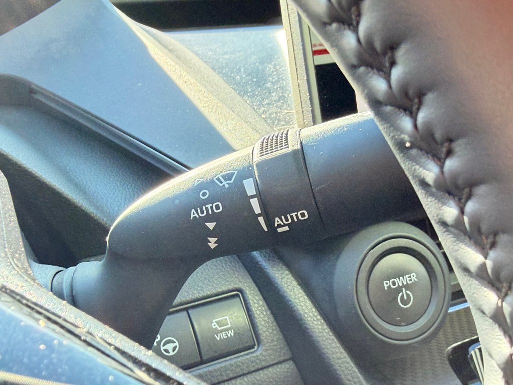 Toyota Prius LIMITED AWD / PEA 13-04-29=100KM / HYPER RARE ! / 2025 à Thetford Mines, Québec - 39 - w1024h768px