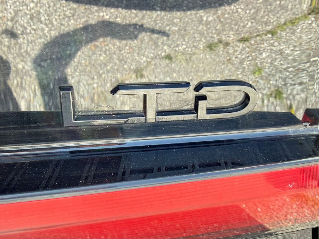 2025 Toyota Prius LIMITED AWD / PEA 13-04-29=100KM / HYPER RARE ! / in Thetford Mines, Quebec - 28 - w1024h768px