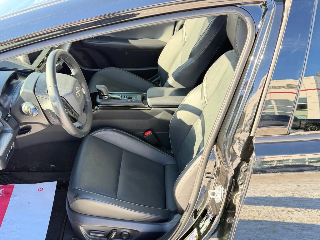 Toyota Prius LIMITED AWD / PEA 13-04-29=100KM / HYPER RARE ! / 2025 à Thetford Mines, Québec - 29 - w1024h768px