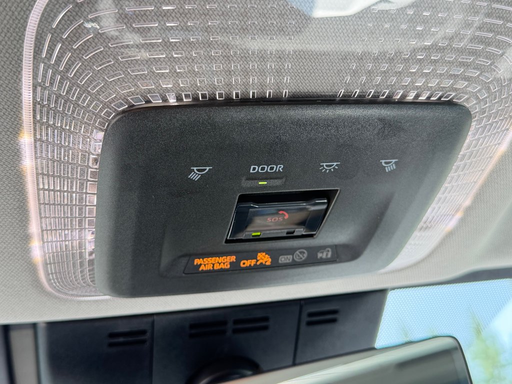 2025 Toyota Prius LIMITED AWD / PEA 13-04-29=100KM / HYPER RARE ! / in Thetford Mines, Quebec - 59 - w1024h768px
