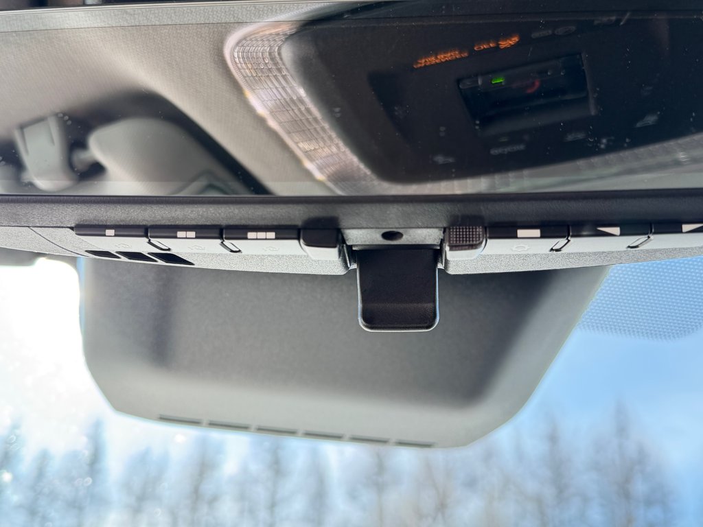 Toyota Prius LIMITED AWD / PEA 13-04-29=100KM / HYPER RARE ! / 2025 à Thetford Mines, Québec - 55 - w1024h768px