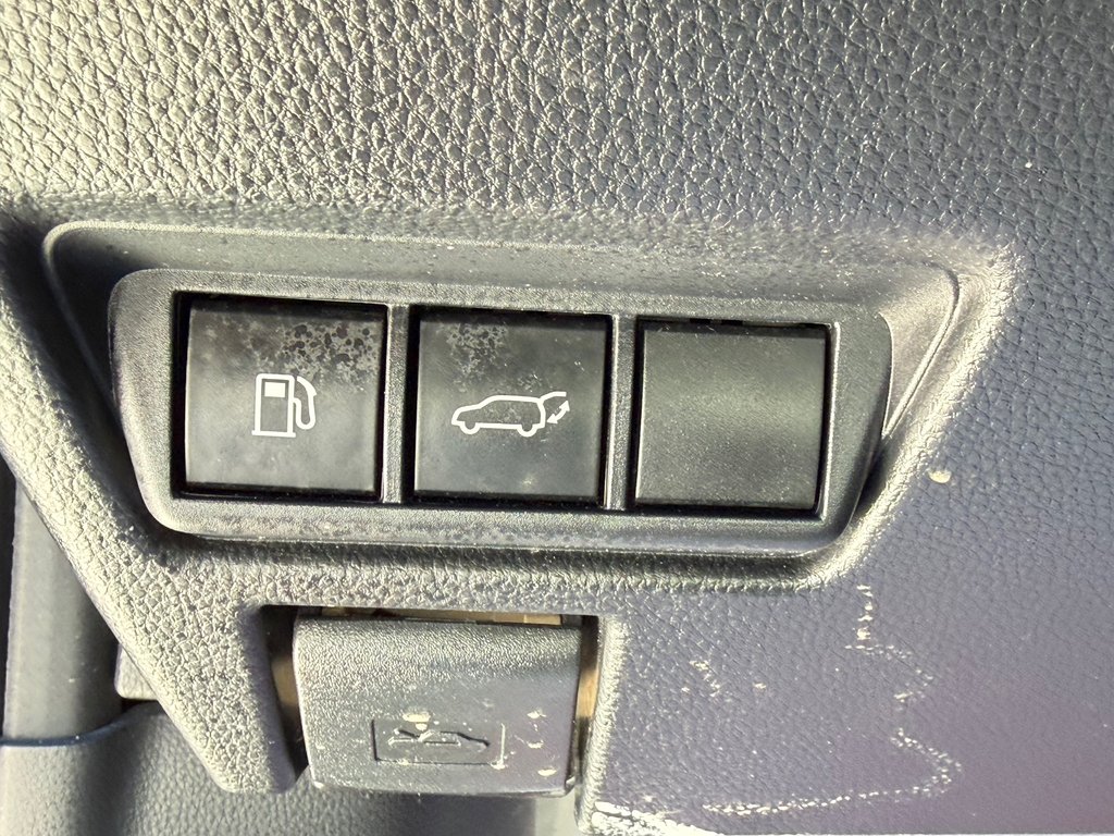 Toyota Prius LIMITED AWD / PEA 13-04-29=100KM / HYPER RARE ! / 2025 à Thetford Mines, Québec - 33 - w1024h768px