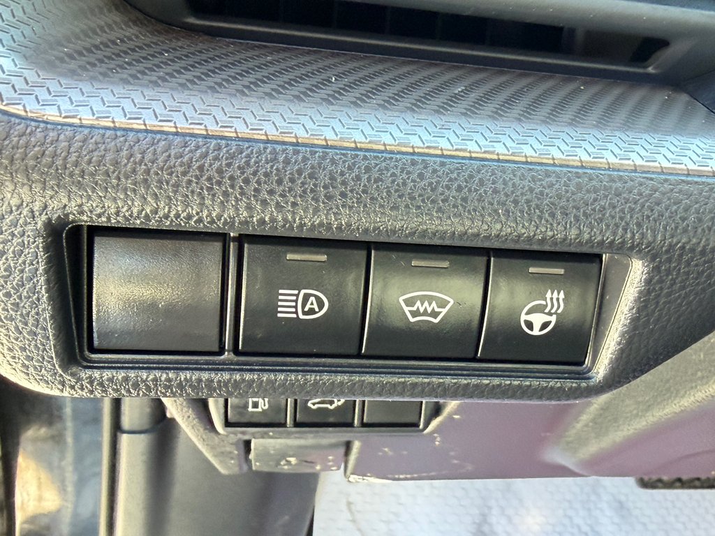 Toyota Prius LIMITED AWD / PEA 13-04-29=100KM / HYPER RARE ! / 2025 à Thetford Mines, Québec - 32 - w1024h768px