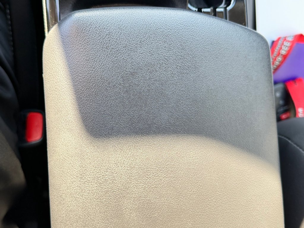 Toyota Prius LIMITED AWD / PEA 13-04-29=100KM / HYPER RARE ! / 2025 à Thetford Mines, Québec - 52 - w1024h768px