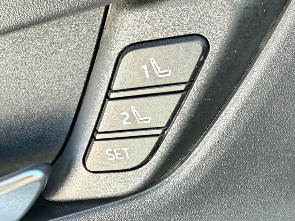 Toyota Prius LIMITED AWD / PEA 13-04-29=100KM / HYPER RARE ! / 2025 à Thetford Mines, Québec - 28 - w1024h768px