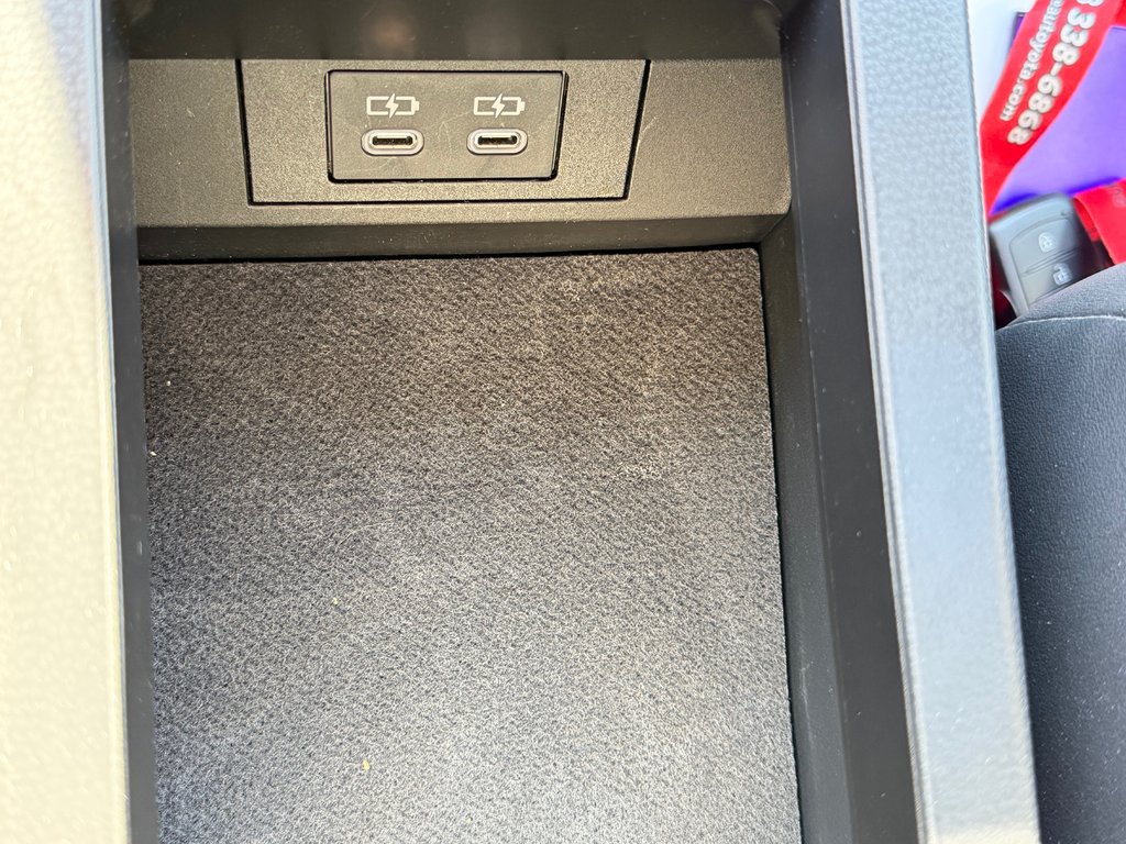 Toyota Prius LIMITED AWD / PEA 13-04-29=100KM / HYPER RARE ! / 2025 à Thetford Mines, Québec - 53 - w1024h768px