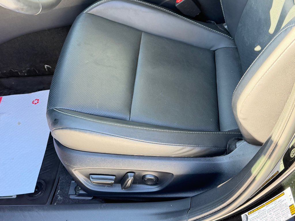 Toyota Prius LIMITED AWD / PEA 13-04-29=100KM / HYPER RARE ! / 2025 à Thetford Mines, Québec - 31 - w1024h768px