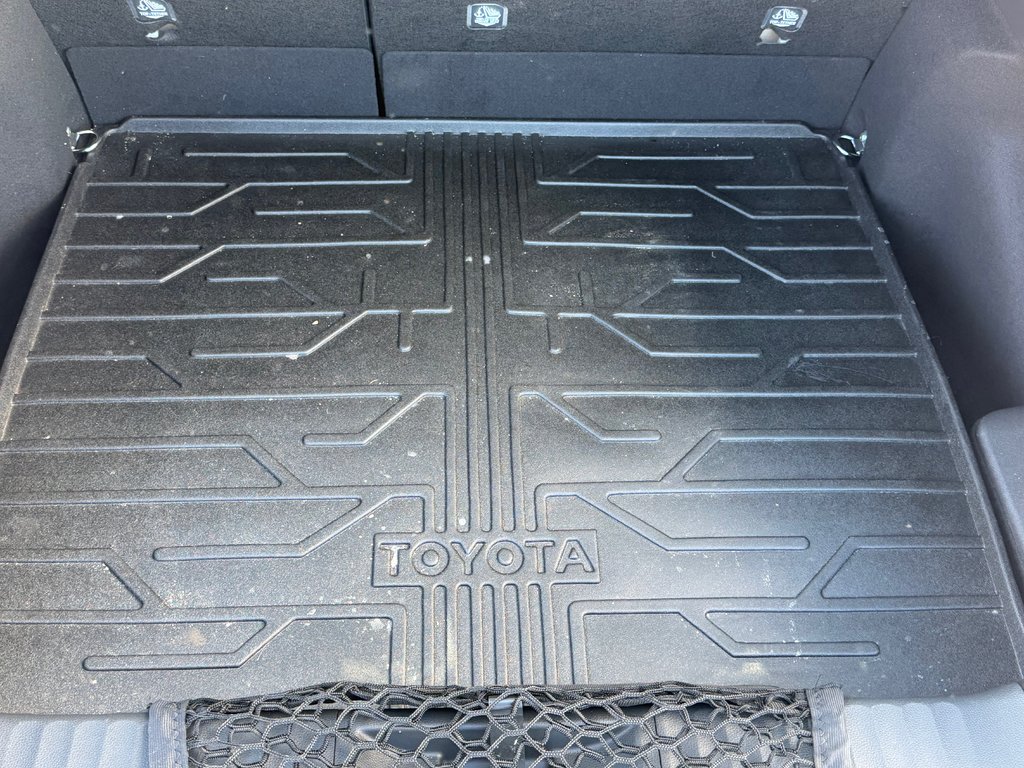 Toyota Prius LIMITED AWD / PEA 13-04-29=100KM / HYPER RARE ! / 2025 à Thetford Mines, Québec - 66 - w1024h768px