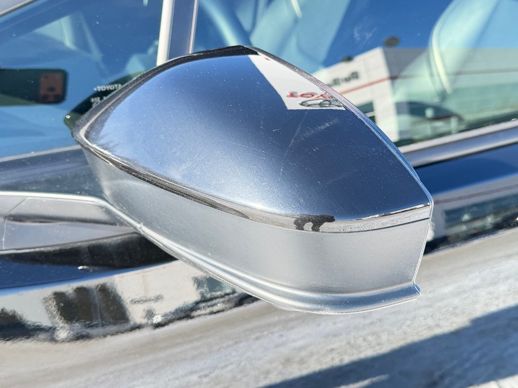 Toyota Prius LIMITED AWD / PEA 13-04-29=100KM / HYPER RARE ! / 2025 à Thetford Mines, Québec - 17 - w1024h768px