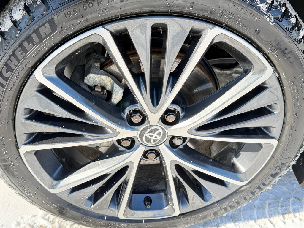 Toyota Prius LIMITED AWD / PEA 13-04-29=100KM / HYPER RARE ! / 2025 à Thetford Mines, Québec - 14 - w1024h768px