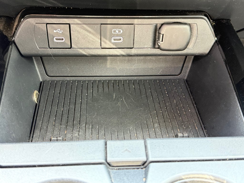 2025 Toyota Prius LIMITED AWD / PEA 13-04-29=100KM / HYPER RARE ! / in Thetford Mines, Quebec - 51 - w1024h768px