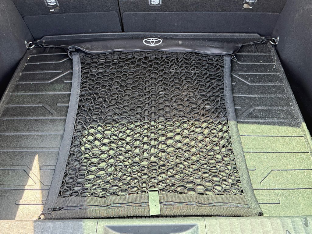 2025 Toyota Prius LIMITED AWD / PEA 13-04-29=100KM / HYPER RARE ! / in Thetford Mines, Quebec - 67 - w1024h768px