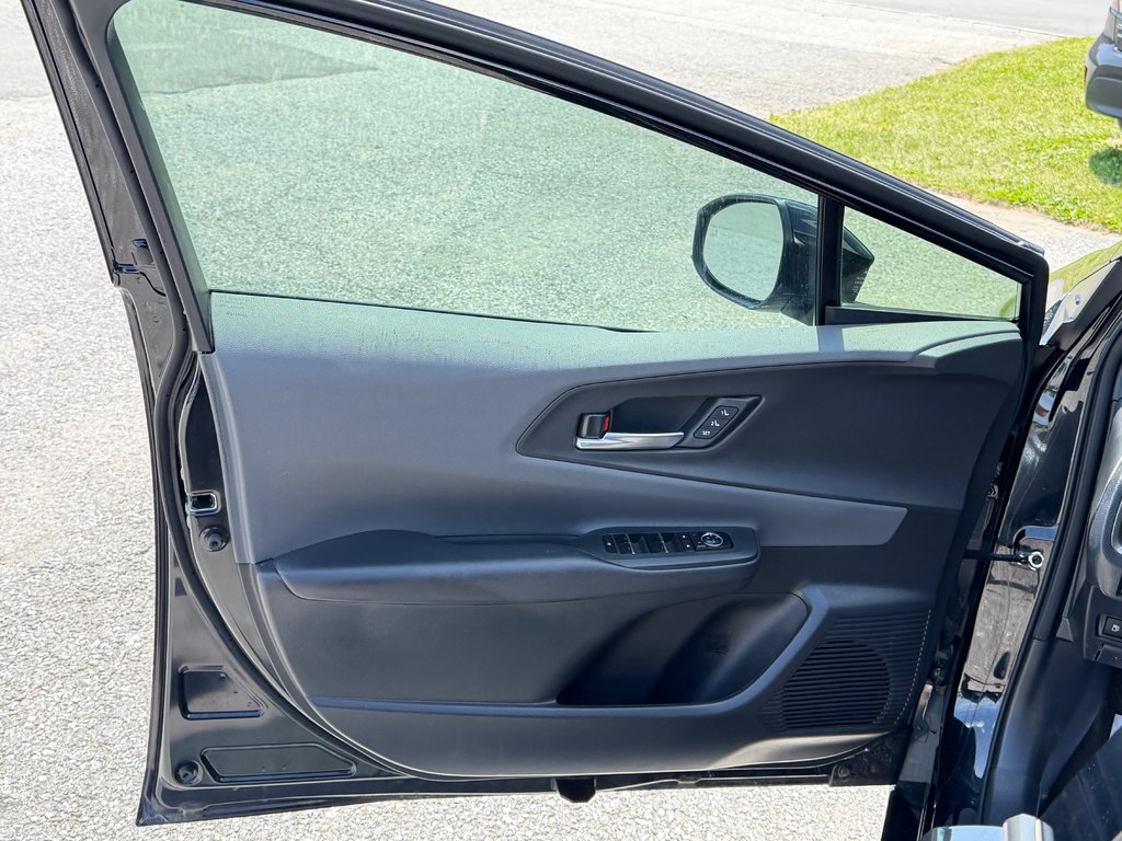 2025 Toyota Prius LIMITED AWD / PEA 13-04-29=100KM / HYPER RARE ! / in Thetford Mines, Quebec - 31 - w1024h768px
