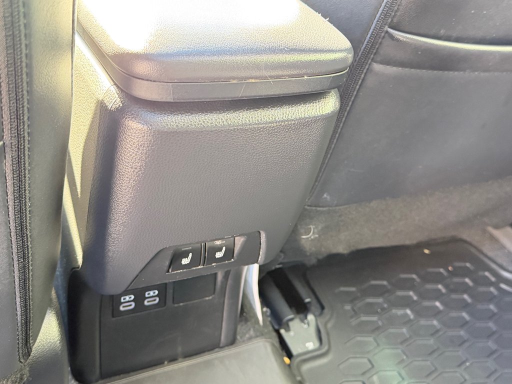 Toyota Prius LIMITED AWD / PEA 13-04-29=100KM / HYPER RARE ! / 2025 à Thetford Mines, Québec - 63 - w1024h768px