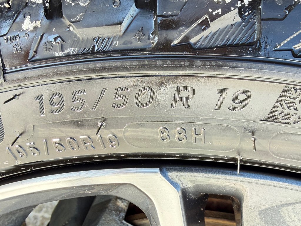 Toyota Prius LIMITED AWD / PEA 13-04-29=100KM / HYPER RARE ! / 2025 à Thetford Mines, Québec - 15 - w1024h768px