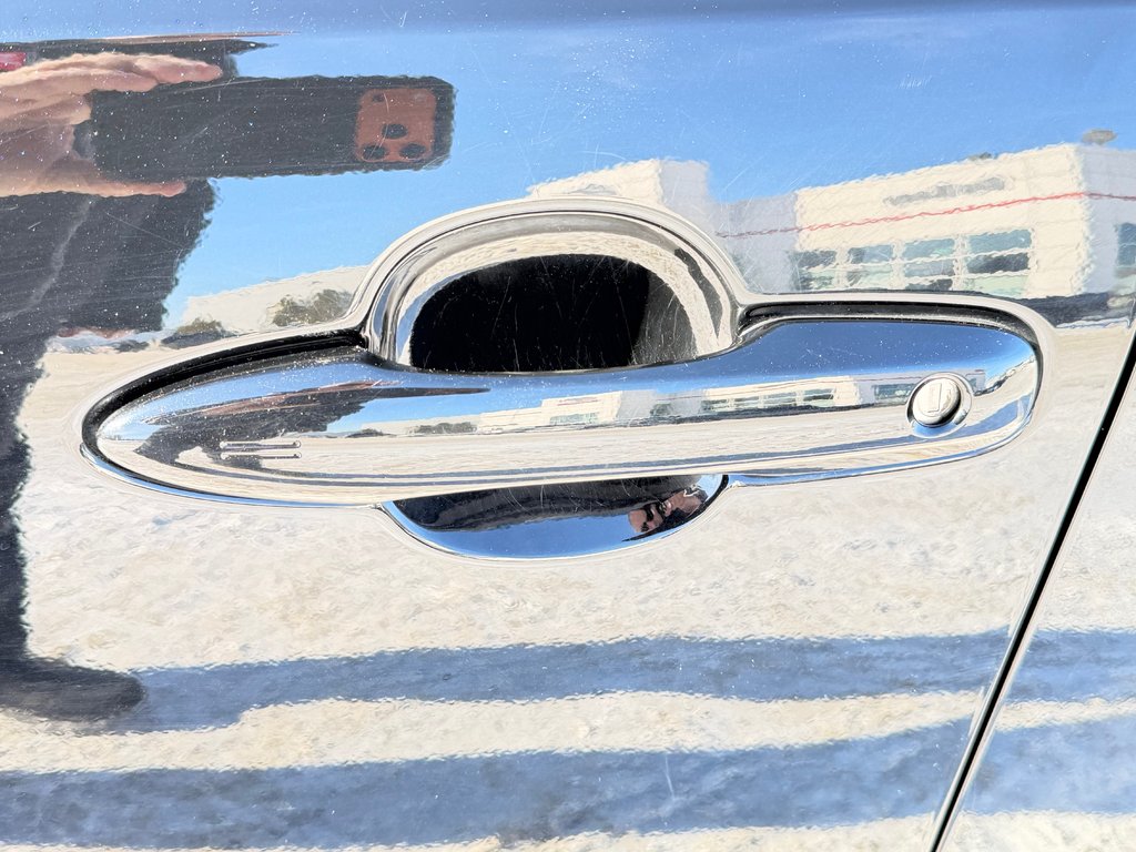 Toyota Prius LIMITED AWD / PEA 13-04-29=100KM / HYPER RARE ! / 2025 à Thetford Mines, Québec - 19 - w1024h768px