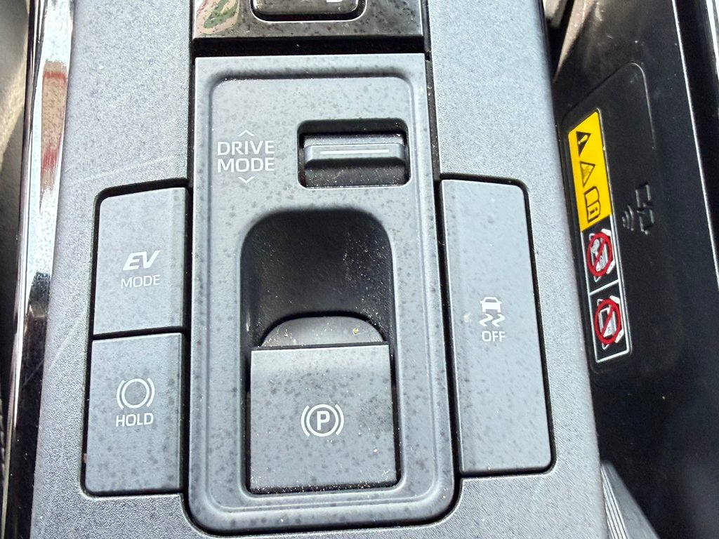 2025 Toyota Prius LIMITED AWD / PEA 13-04-29=100KM / HYPER RARE ! / in Thetford Mines, Quebec - 54 - w1024h768px
