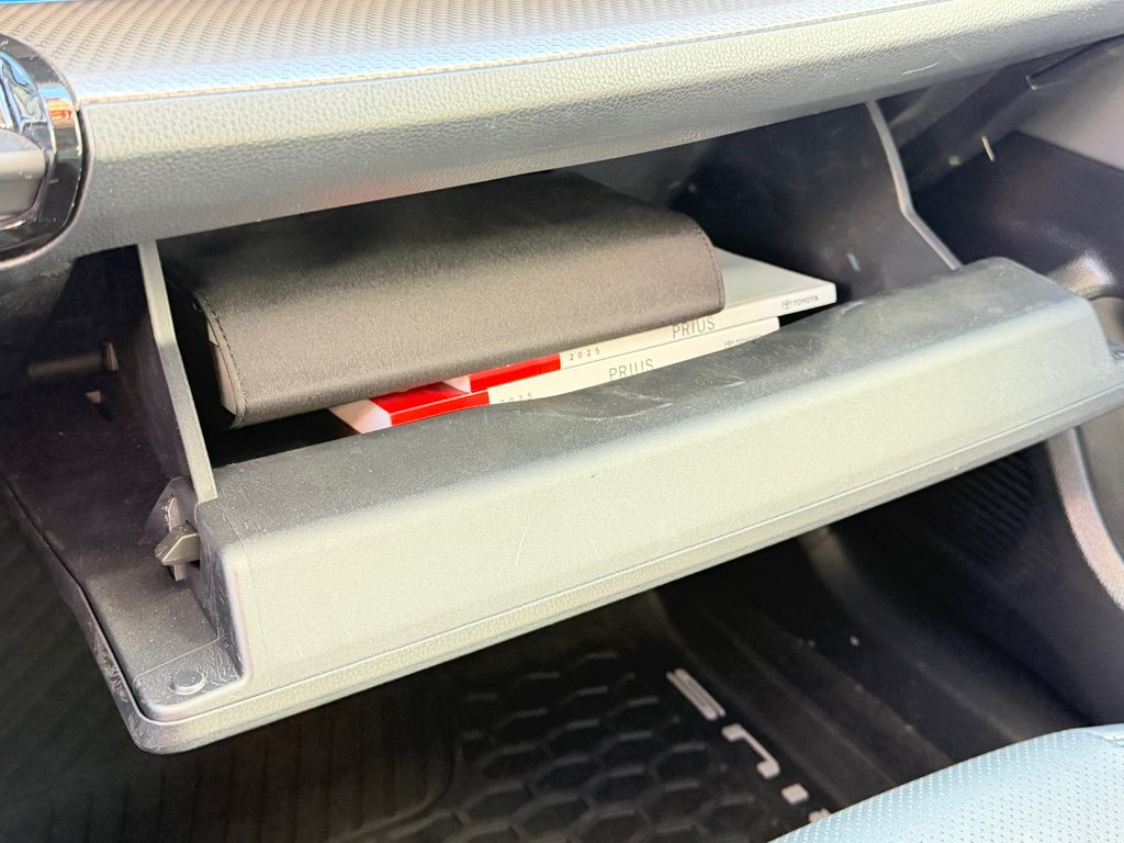 Toyota Prius LIMITED AWD / PEA 13-04-29=100KM / HYPER RARE ! / 2025 à Thetford Mines, Québec - 54 - w1024h768px