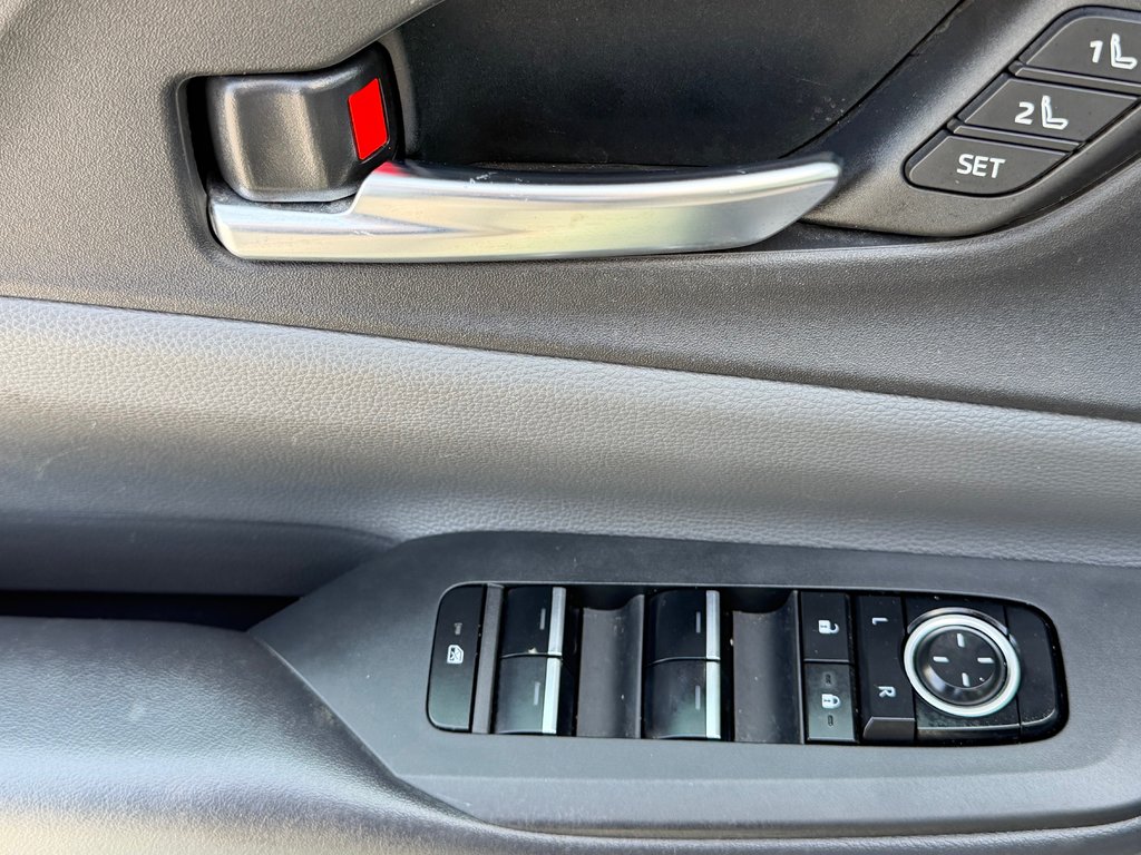 2025 Toyota Prius LIMITED AWD / PEA 13-04-29=100KM / HYPER RARE ! / in Thetford Mines, Quebec - 32 - w1024h768px