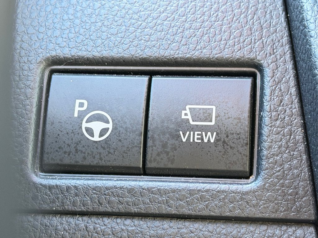 Toyota Prius LIMITED AWD / PEA 13-04-29=100KM / HYPER RARE ! / 2025 à Thetford Mines, Québec - 44 - w1024h768px