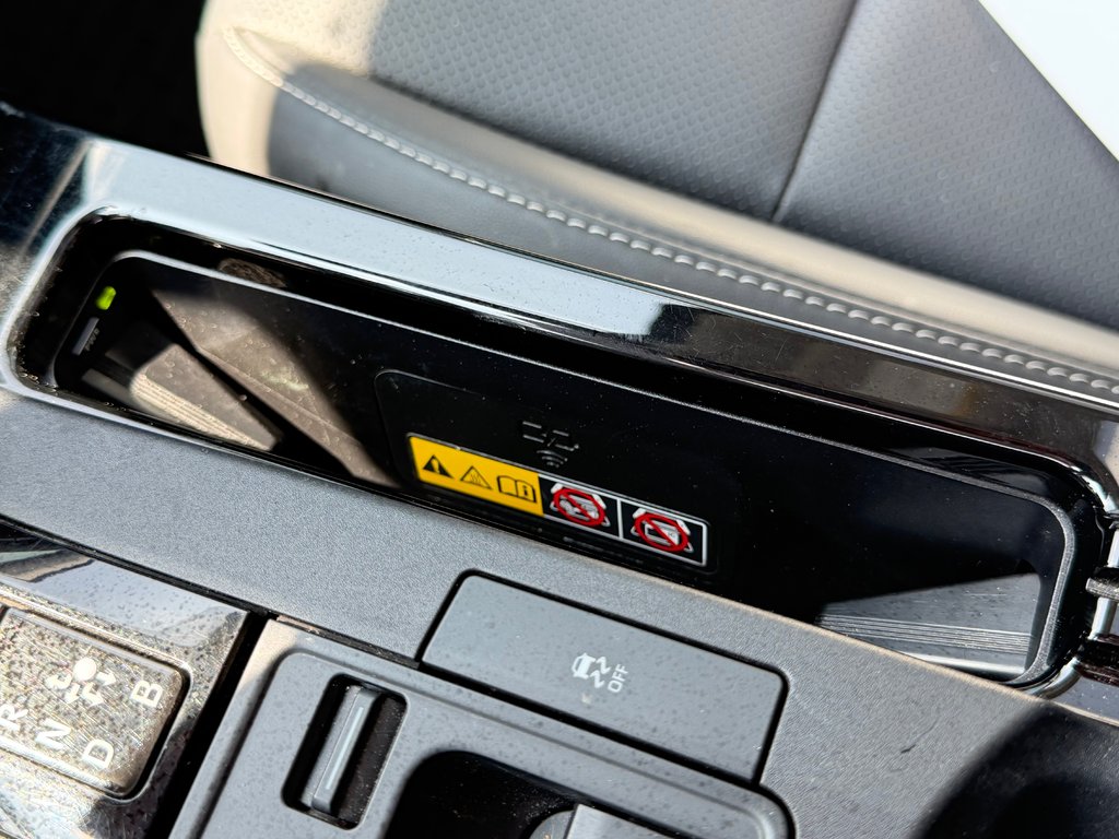 2025 Toyota Prius LIMITED AWD / PEA 13-04-29=100KM / HYPER RARE ! / in Thetford Mines, Quebec - 55 - w1024h768px