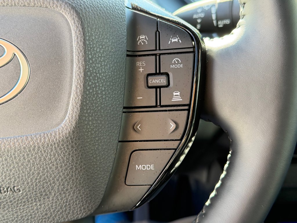 Toyota Prius LIMITED AWD / PEA 13-04-29=100KM / HYPER RARE ! / 2025 à Thetford Mines, Québec - 38 - w1024h768px