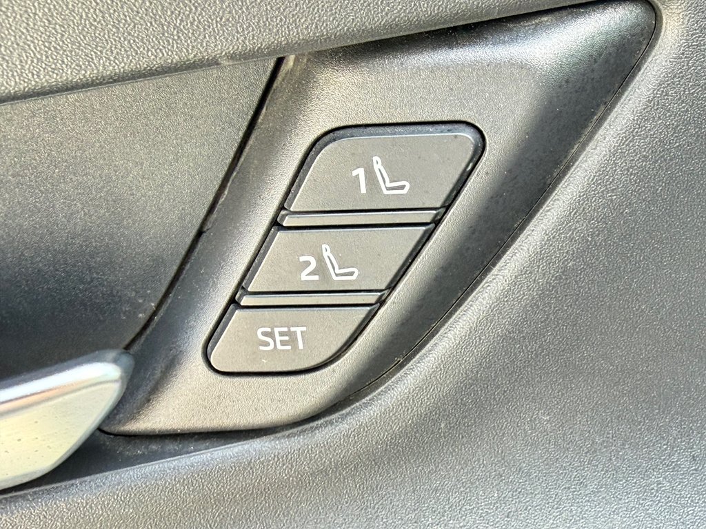 2025 Toyota Prius LIMITED AWD / PEA 13-04-29=100KM / HYPER RARE ! / in Thetford Mines, Quebec - 33 - w1024h768px